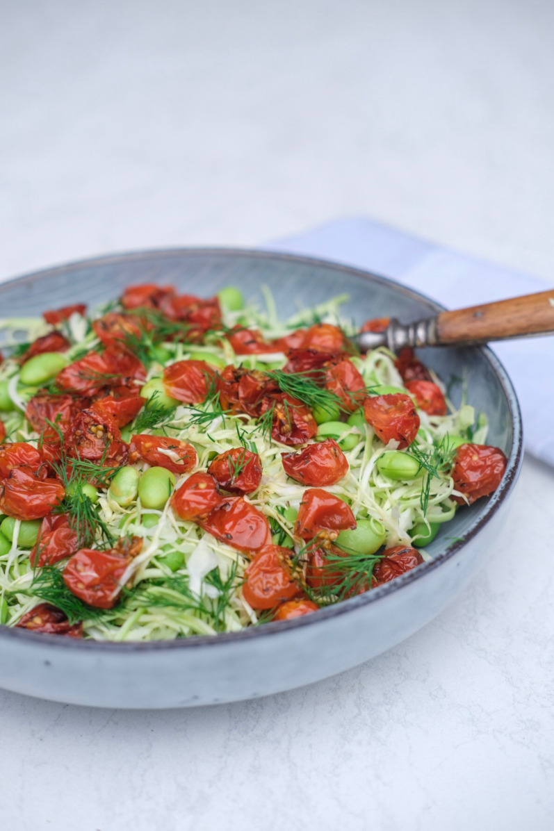 Spidskålsalat med dild og langtidsbagte tomater