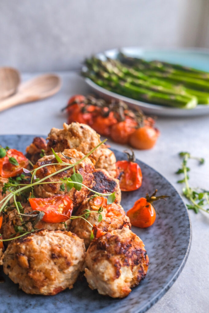 Kyllingefrikadeller med feta og soltørrede tomater