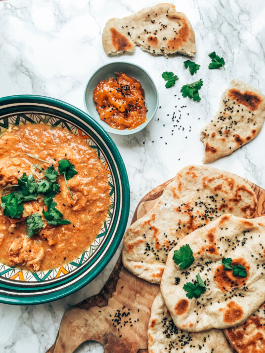 Sund butter chicken med naanbrød