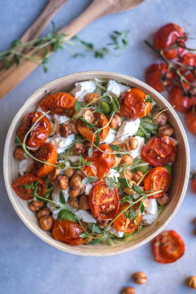 Spidskålsalat med langtidsbagte tomater