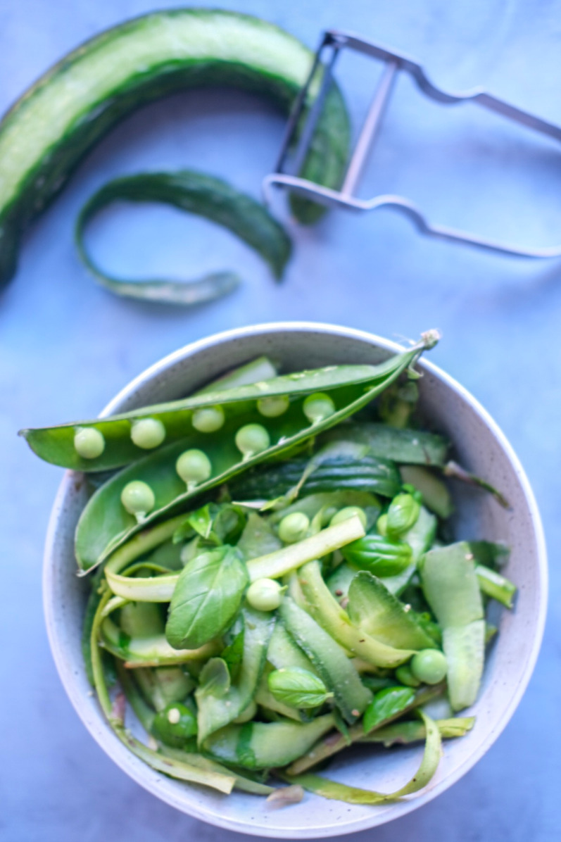 Grøn salat med avocado og asparges