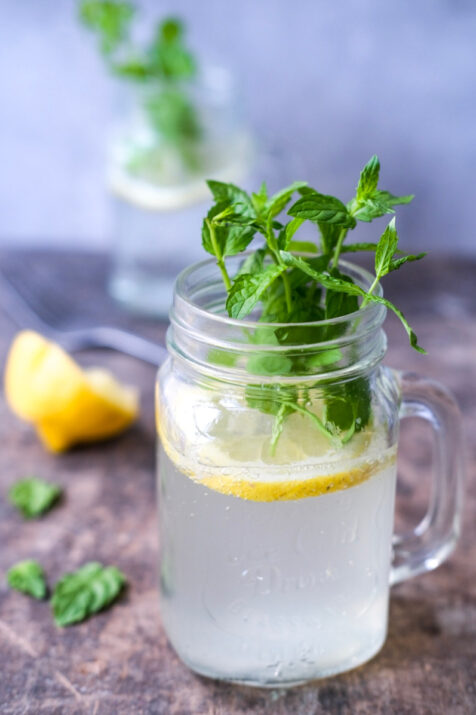 Lemonade med citron og hyldeblomst