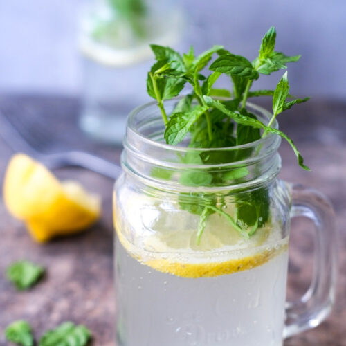 Lemonade med citron og hyldeblomst