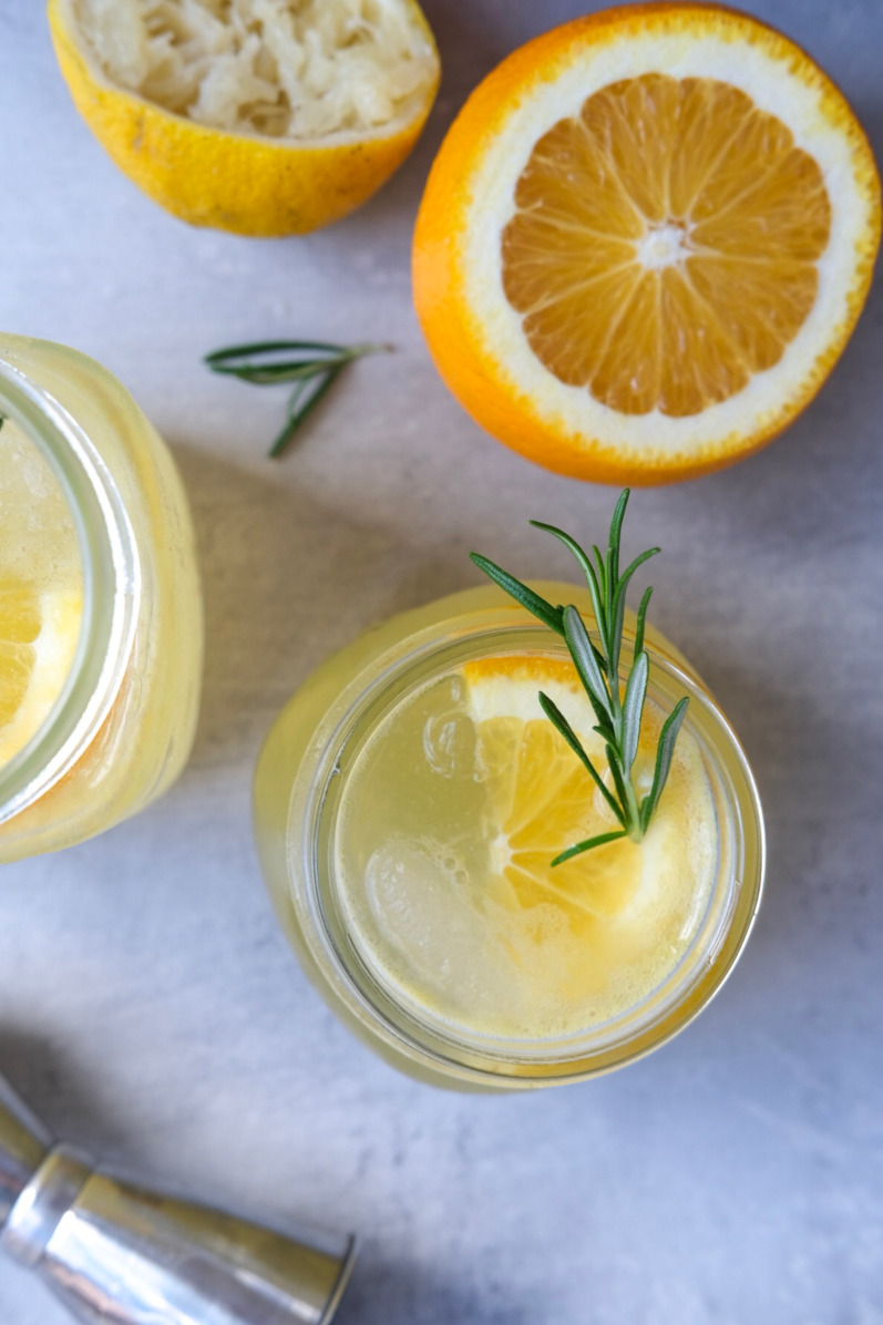 Gin og tonic med appelsin