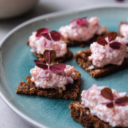 Stenbiderrogn med rygeost på rugbrødschips