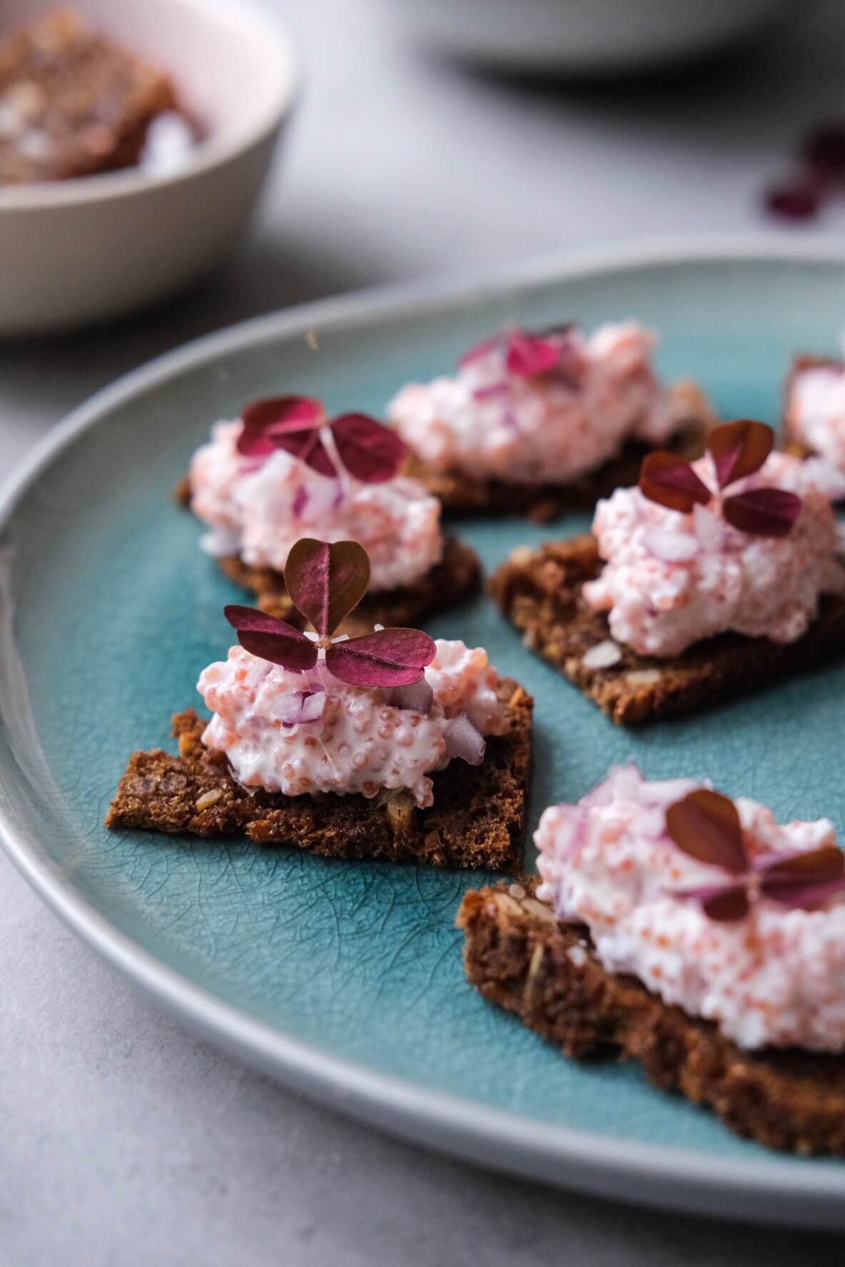 Stenbiderrogn med rygeostcreme på rugbrødschips