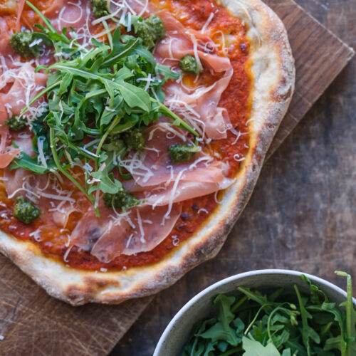 Pizza med parmaskinke pesto og ruccola