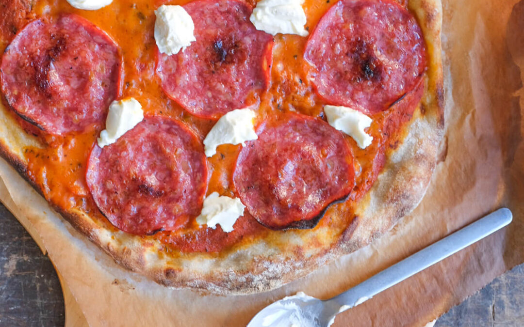 Surdejspizza med salsiccia og mascarpone