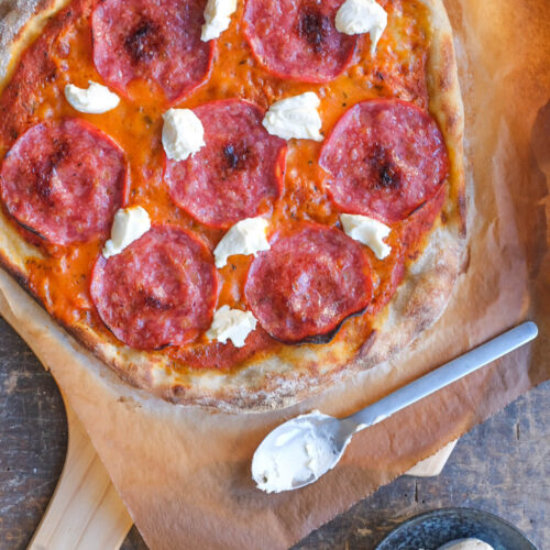 Surdejspizza med salsiccia og mascarpone