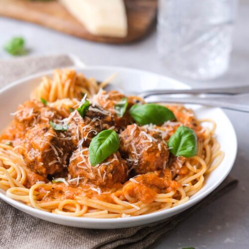 Spaghetti med kødboller i tomatsauce