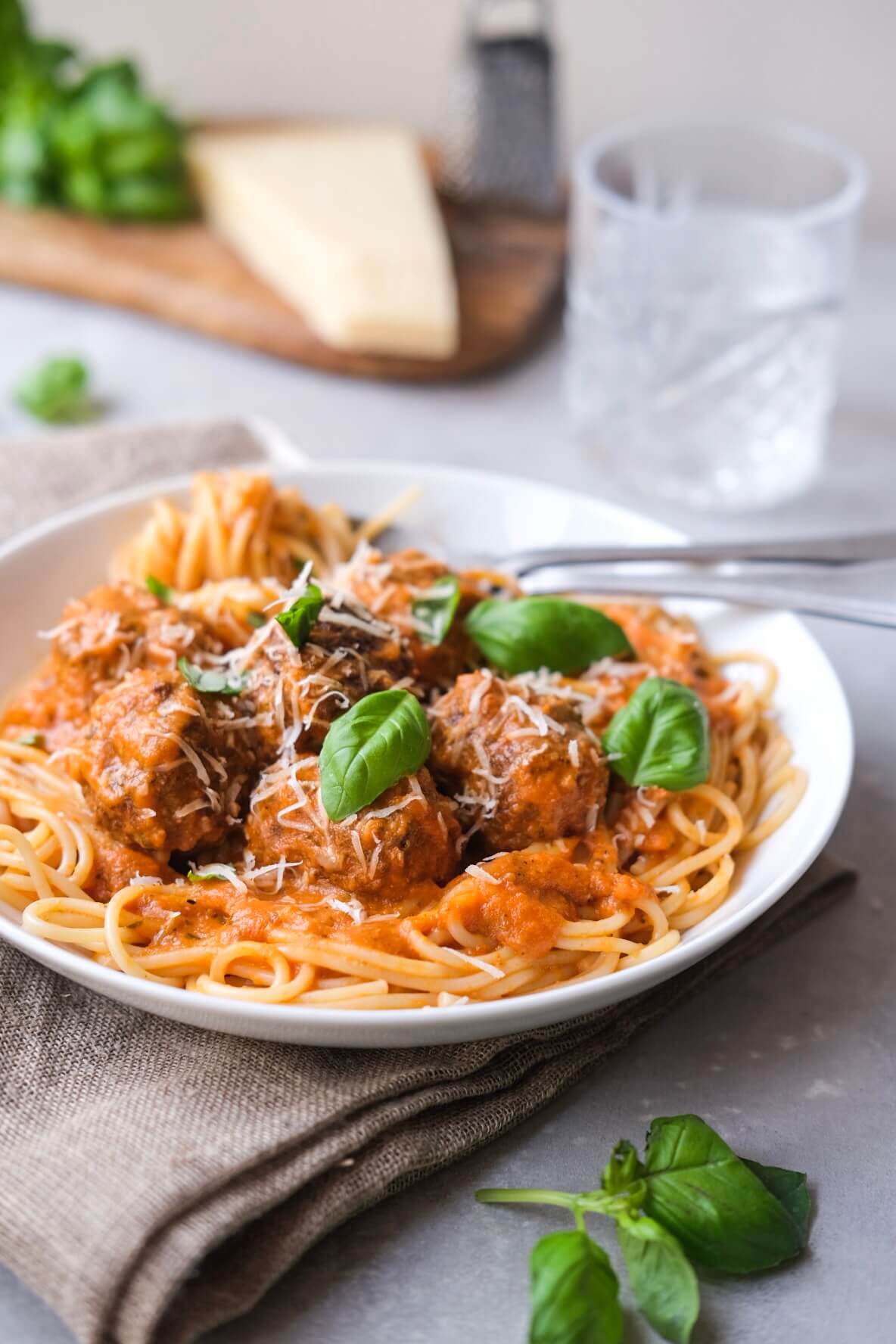 Spaghetti med kødboller i tomatsauce